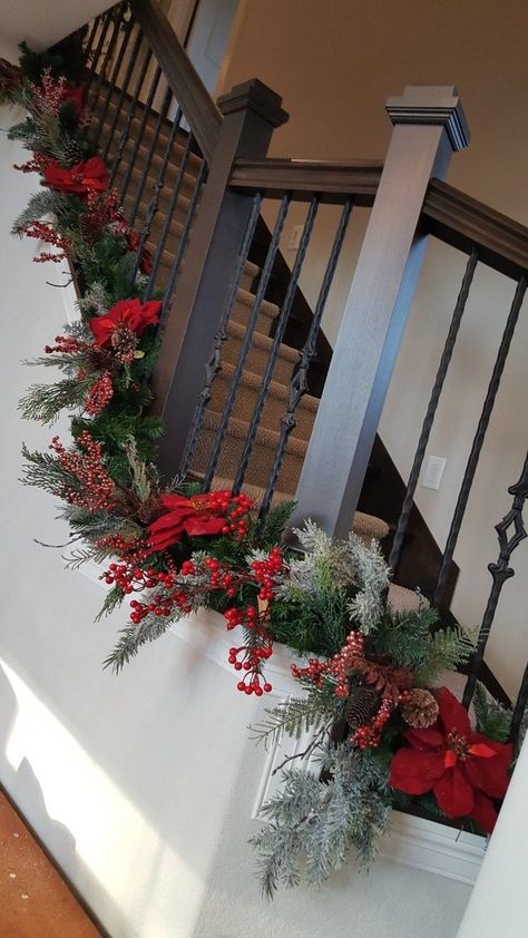 Christmas Wreath On Stairs, Stair Railing Christmas Decorating Ideas, Farmhouse Stairs Ideas, Decoration Cage Escalier, Stairs Decor Ideas, Christmas Garland Staircase, Christmas Banister, Farmhouse Stairs, Christmas Stairs Decorations