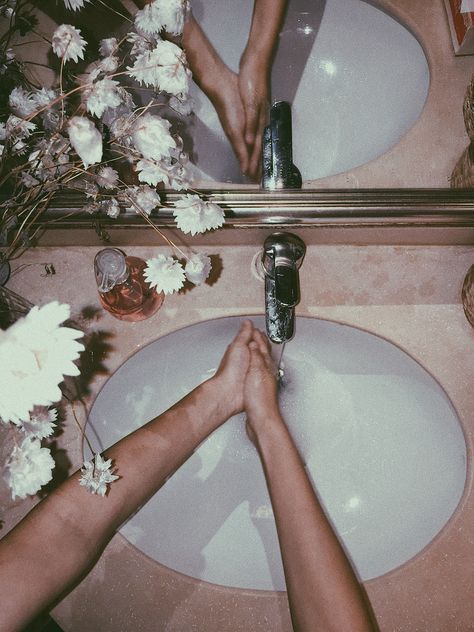 Washing Hands Aesthetic, Sink Photography, Washing Hands, Bathroom Design Decor, Hand Pictures, Painting Inspo, Ap Art, Artistic Photography, Design Decor