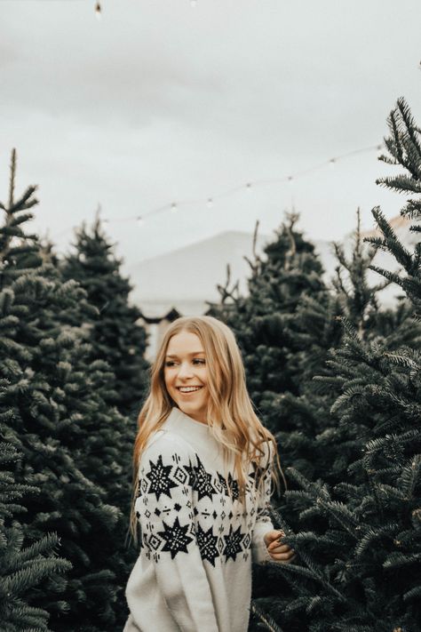 Tis the season!! Instagram: @savannahjohnsonk Tree Farm Photo Shoot, Winter Senior Pictures, Christmas Instagram Pictures, Photo Shoot Tips, Winter Picture, Winter Shoot, Winter Portraits, Winter Instagram, Shotting Photo