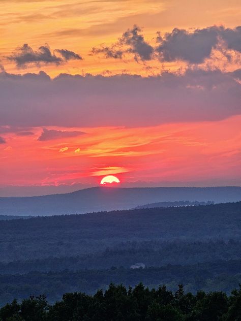 Mountain Sunset in Massachusetts on a late summer evening Sunset From Mountain, Beautiful Sunset Mountains, Pretty Sunsets, Sunset Mountains, Sunrise Pictures, Pastel Sunset, Belle Nature, Mountain Sunset, Pretty Landscapes