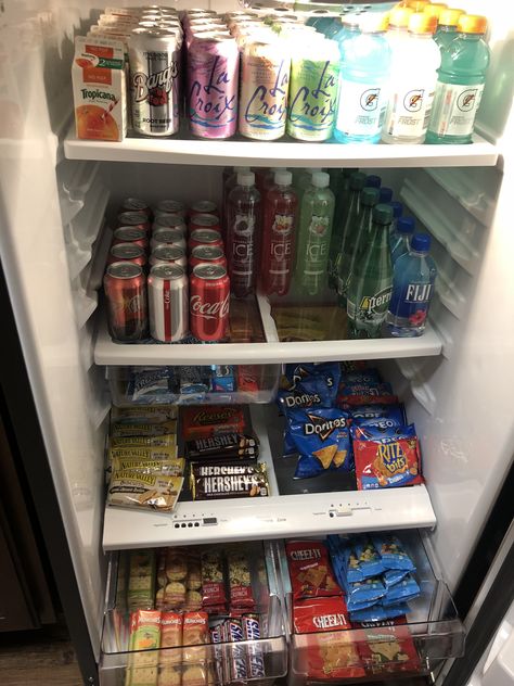 Wow fridge in model home. Fridge Organization Snacks, Mini Fridge Ideas Food, Snack Fridge Organization, Foodstuffs In Fridge, Snacks For Fridge, Food Stuff In Fridge, Wow Fridge Apartment, Fridge Goals Snacks, Mini Fridge Food Ideas