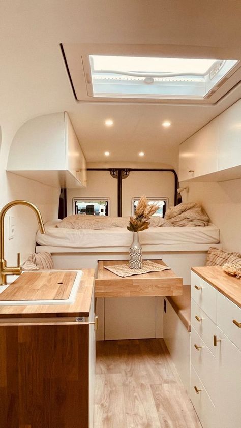 Chic Tiny House, Omgebouwde Bus, Bil Camping, Caravan Renovation, Kombi Home, Van Conversion Interior, Diy Camper Remodel, Caravan Interior, Campervan Life