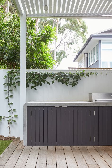 Madagascan Jasmine framing this outdoor kitchen beautifully 😍 Deck Renovation, Dining Room Renovation, Outdoor Bbq Area, Painted Brick House, Indoor Outdoor Kitchen, Outdoor Bbq Kitchen, Red Brick House, Bbq Kitchen, Bbq Area