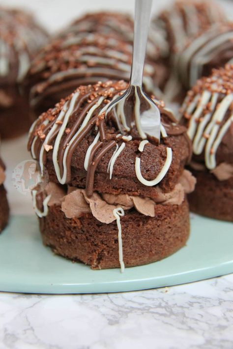 Mini Chocolate Cakes! Mini Chocolate Cakes, Mini Victoria Sponge Cakes, Chocolate Cake Images, Small Chocolate Cake, Chocolate Orange Cheesecake, Chocolate Orange Cookies, Mini Chocolate Cake, Mini Cake Recipe, Buttercream Chocolate