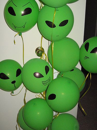 Aliens! Pode-se substituir a bexiga por lanternas chinesas.;)                                                                                                                                                                                 Mais Galaxy Theme Party Decoration, Alien Balloons, Alien Birthday Party, Space Themed Party, Alien Party, Alien Halloween, Space Theme Party, Outer Space Party, Outer Space Theme