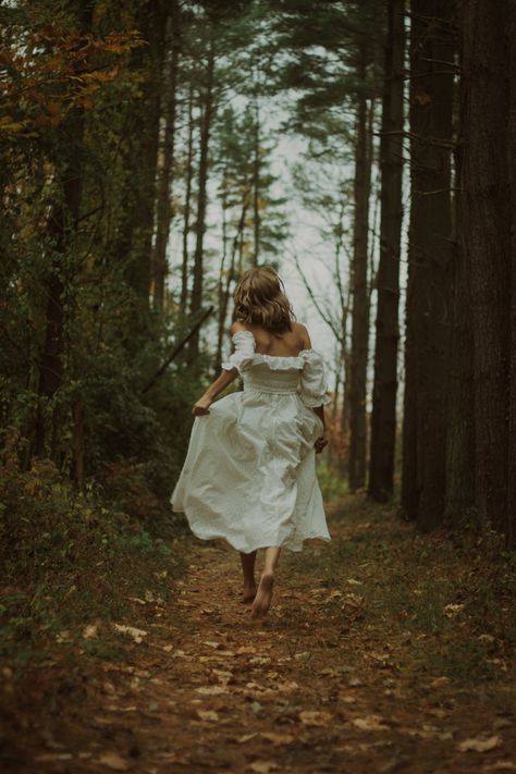 Boho Self Portrait, Nature Creative Photography, Photoshoot Ideas Outdoor Nature, Enchanted Forest Photography, Dress In Forest Photoshoot, Woodland Photoshoot Ideas, Fall Nature Photoshoot, Spring Forest Photoshoot, Forest Shoot Photography