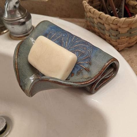 Draining Soap Dish, Pottery Projects, Beginner Pottery, Pottery Houses, Dish Ceramic, Clay Soap, Hand Building, Stoneware Dishes, Ceramic Soap Dish