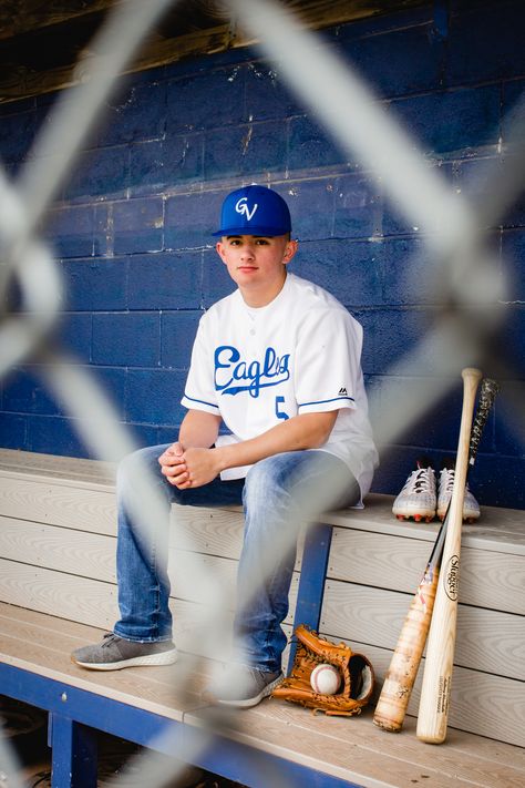 Senior photos for high school senior at Grain Valley, Missouri baseball field // Sports photo ideas for senior photos for boys // Midwest and Missouri senior photographer #seniorphotos #seniorphotography www.kalenaphotography.com Baseball Team Pictures Poses, Baseball Team Pictures, Team Picture Poses, Field Senior Photos, Baseball Senior Pictures, Sports Photoshoot, Senior Photos Boys, Baseball Photography, Senior Boy Poses