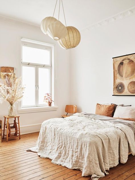 This calm and cosy art nouveau apartment is home to one of Sweden’s finest florists with a penchant for pre-loved pieces, timber and neutral tones. Vintage Modern Bedroom, Swedish Apartment, Living Room Spaces, Design Del Prodotto, Home Remodel, Large Bedroom, Cheap Decor, Scandinavian Home, Living Room Seating