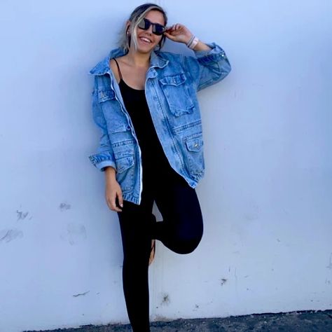 The Oversized Denim Jacket You've Been Dreaming Of! This Jacket Is A Perfect Layering Piece For Any Outfit. Whether You Wear It To The Gym, To Run Errands, Or To Go Out With Friends, It Will Be Your New Favorite! Oversized Denim Jacket Outfits, Oversized Denim Jacket Outfit Women, Oversized Jean Jacket Outfits, Oversized Jean Jacket Outfit, Denim Jacket Outfit Women, Oversized Denim Jacket Outfit, Go Out With Friends, Free People Jean Jacket, Women Leggings Outfits