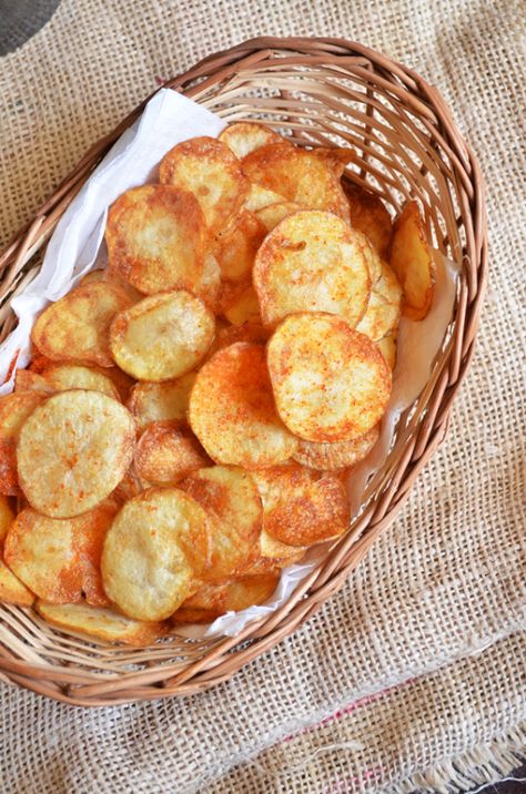 Easy potato chips: Quick and easy to make potato chips for festivals,recipe @ http://cookclickndevour.com/easy-potato-chips-recipe #cookclickndevour #potato #vegan #snack Spicy Potato Chips, Spicy Chips Recipe, How To Make Potato Chips At Home, Home Made Potato Chips, Redvelvet Brownies, Make Potato Chips, Homemade Potato Chips Recipe, How To Make Chips, Appetizer Healthy