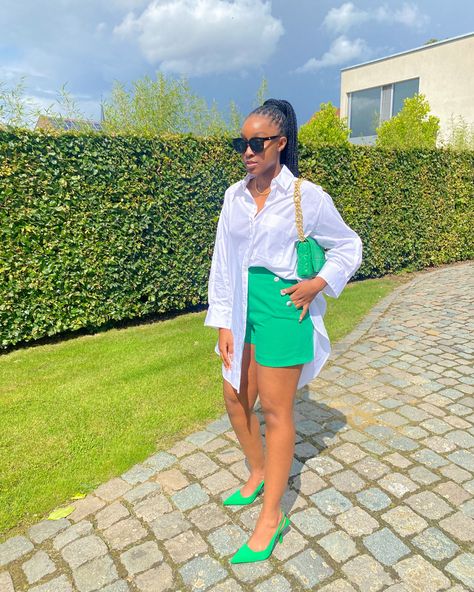 Late Lunch Outfit, Shorts Work Outfit, Casual Lunch Outfit, Lunch Outfit, Semi Casual, Casual Summer Outfit, Green Shorts, Spring Green, Summer Outfit