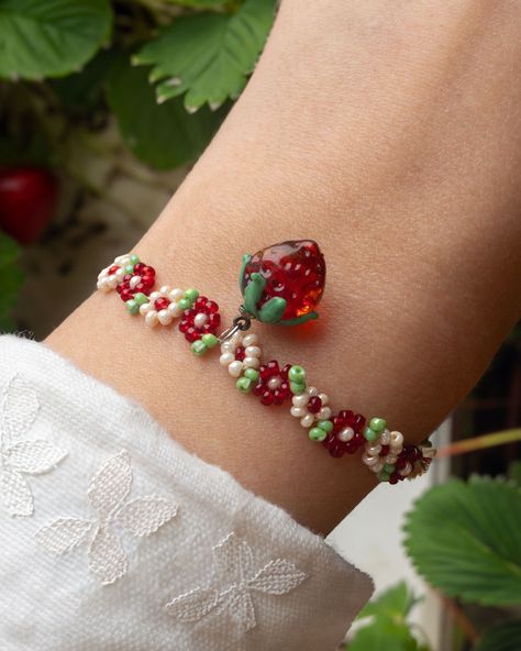 Strawberry Bracelet, Flower Beaded Bracelet, Murano Glass, Cute Fruit Jewelry, Cottagecore Bracelet, Unique Bracelet, Plant Lover Gift Unique Beaded Bracelets, Strawberry Bead Bracelet, Cottagecore Bracelet, Jewelry Cottagecore, Strawberry Bracelet, Flower Beaded Bracelet, Strawberry Jewelry, Unique Beaded Bracelet, Melting Glass