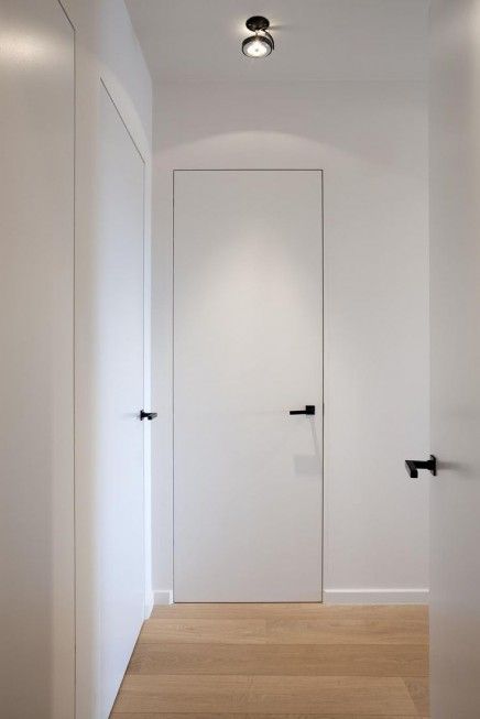 Flush Door Jambs and Hidden Hinges — Mid Century Modern Interior Designer - Portfolio Modern Door Trim, Mid Century Modern Interior Doors, Black Modern Interior, Interior Door Trim Ideas, Dold Dörr, White Interior Door, White Bedroom Door, Simple Apartment Decor, Interior Door Hinges