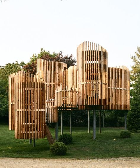 VSA playfully clusters its floating 'outside-in pavilion' in watermill, new york Elevated Pavilion, Outdoor Stage Architecture, Wood Pavilion Architecture, Wooden Pavilion, Pavilion Architecture, Timber Slats, Concept Models Architecture, Peacock Wall Art, Pavilion Design