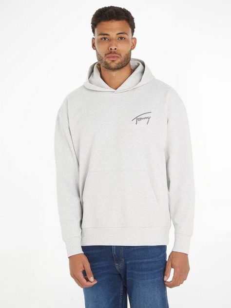 Kapuzensweatshirt für vielseitige Styles Mit dem Kapuzensweatshirt »TJM RLX SIGNATURE HOODIE EXT« von Tommy Jeans lassen sich einfach neue Styles kombinieren. Die Logostickerei macht das Sweatshirt individuell und peppig. Die langen Ärmel enden in einem Bündchen, das für guten Sitz sorgt. Dieses Sweatshirt ist hüftlang sowie basic geschnitten und umspielt deinen Oberkörper locker. Mit der Kängurutasche, die am Bauch aufgenäht ist, ist der bequeme Hoodie-Look komplett.  Die Sweatware aus Baumwolle ist dehnbar und bietet einen hohen Tragekomfort.  Gut zu kombinieren Trage zum Kapuzensweatshirt eine Jogginghose oder Jeans: Ob ein Spaziergang im Park oder ein Ausflug im Urlaub — das Outfit ist bequem und hält dich auch an kühleren Tagen warm. Mit einer Bomberjacke und Chucks oder bunten Sneake