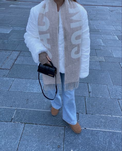 Jaquemus Scarf, Jacquemus Scarf Outfit, Beige Scarf Outfit, Jacquemus Scarf, Wool Scarf Outfit, Hat Outfit Winter, Autumn Wishlist, Jacquemus Bags, Simple Work Outfits