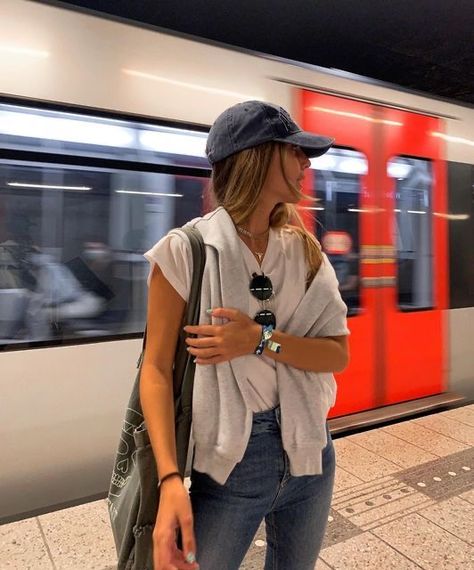 Train Poses, Sweden Fashion, 사진 촬영 포즈, Mode Casual, Looks Street Style, Mode Ootd, Influencers Fashion, Inspiration Fashion, Foto Inspiration