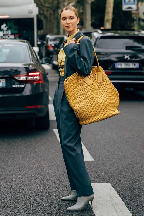 Parisian Luxury, Tote Bag Outfit, Luxury Tote Bag, Bags 2024, Luxury Tote Bags, Tiny Bag, Slouchy Tote, Street Style Bags, Best Tote Bags