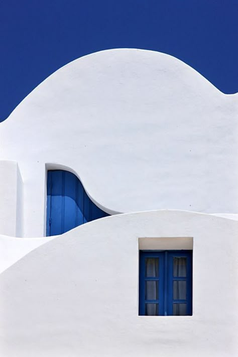 Grecia Santorini, Blue Doors, Greek Blue, Santorini Island, Casa Patio, Doors And Windows, Santorini Greece, Greek Island, Paros