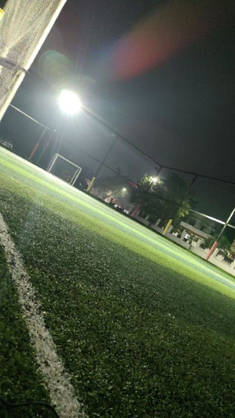 haciendo magia con el fútbol ⚽👾 Aesthetic Football Pictures, Football Boys Aesthetic, Futsal Aesthetic, Fake Ig Photos, Futbol Aesthetic, Footballer Aesthetic, Snaps To Make A Guy Jealous, Football Aesthetics, Dark Photo Ideas