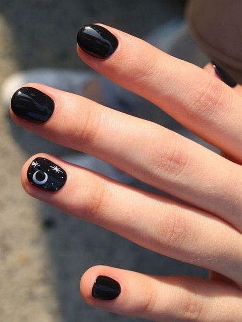 Short black nails with a moon accent Trendy Short Nails, Black Gel Nails, Manikur Kuku, Witchy Nails, Short Gel Nails, Moon Nails, Nagel Tips, Goth Nails, Simple Gel Nails