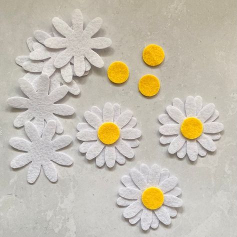 Felt Daisy Garland, Mentor Activities, Diy Daisy Flower, Felt Cards, Felt Crafts Flowers, Daisy Crafts, Sewn Flowers, Felt Daisy, Diy Daisy