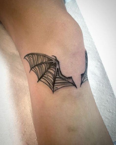 Bat Tattoo On Knee, Bat Tattoo Ideas For Women, Bat Knee Tattoo, Cute Bat Tattoo, Knee Tattoos Women, Large Tattoo Designs, 88 Tattoo, Spooky Doodles, Beetlejuice Tattoo