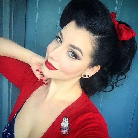 pin+up+ponytail+with+a+red+bow Maquillage Pin Up, Stile Pin Up, Pin Up Hairstyles, Cabelo Pin Up, Mode Rockabilly, Look 80s, Pin Up Makeup, 50s Hairstyles, Pin Up Looks