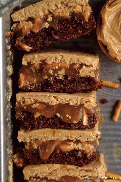 Layered Brownie Recipes, Peanut Butter Caramel Brownies, Brownie And Bar Recipes, Peanut Butter Pretzel Dessert, Pretzel And Chocolate, Brownie Flavors, Carmel Desserts, Layered Brownies, Caramel Pretzel Brownies