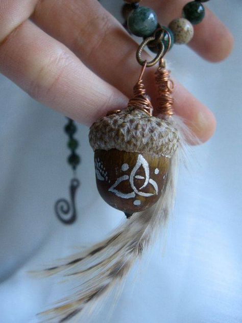 Kule Ting, Wiccan Crafts, Pagan Crafts, Acorn Crafts, Acorn Necklace, Witchy Crafts, Painted Designs, Witchy Woman, Nature Crafts