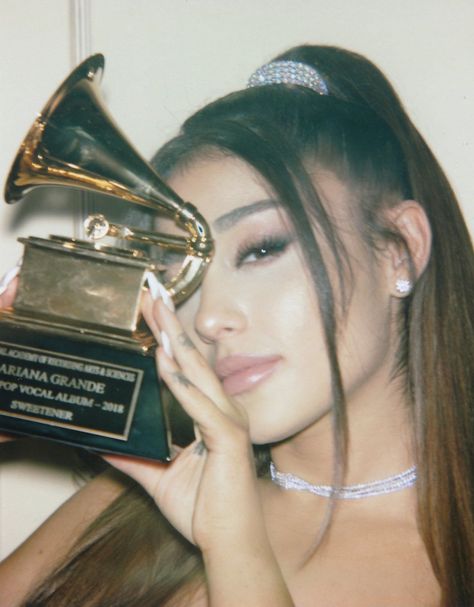 hourly ariana on Twitter: "reminiscing and manifesting… 🤍… " Ariana Grande Grammys, Ariana Grande 2018, Ariana Grande Mac, Under The Same Moon, Ariana Grande Sweetener, Ariana Grande Wallpaper, Ariana Grande Photos, Ariana Grande Pictures, Ariana G