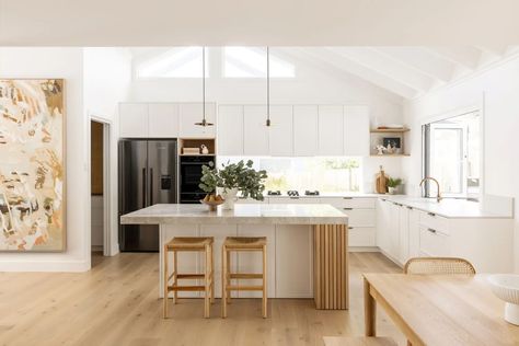 Beach Style Kitchen, Weatherboard House, Kitchen Island Bench, Island Bench, Classic Kitchen, Coastal Kitchen, California Cool, Kitchen Inspiration Design, Dining Nook