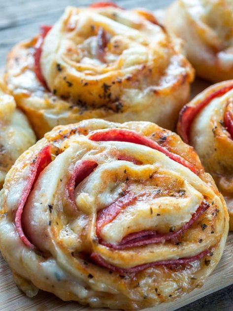 Ready in 30 minutes, these delicious gluten-free keto fathead pizza rolls are made from a fluffy dough filled with melted mozzarella, marinara sauce, and pepperoni slices. Keto Pizza Rolls, Keto Fathead Pizza, Fathead Pizza, Homemade Pizza Rolls, Pizza Roll Recipe, Today Is A Great Day, Easy Crockpot Chicken, Stew Chicken Recipe, Keto Pizza