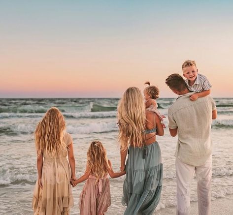 Glam Beach Family Photoshoot, Family Of 5 Beach Photoshoot, Beach Photography Outfits Family Pics, Beach Photography Family Outfits, Beach Family Photo Pose Ideas, Sand Family Pictures, Family Pictures In Hawaii Photo Ideas, Boho Family Beach Pictures, Family Sunset Photoshoot Beach