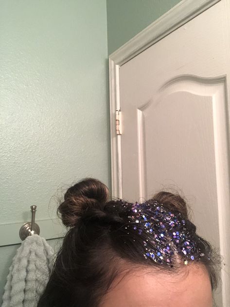 Glitter Middle Part Hair, Space Buns With Glitter Roots, Concert Hair Glitter, Coldplay Hairstyle, Galaxy Festival Outfit, Purple Glitter Hair, Galaxy Concert Outfit, Eras Tour Hair Accessories, Beyonce Concert Hairstyles