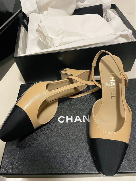 Chanel sling back Chanel Heels, Best Designer Bags, Slingback Heel, Fashion Today, Dream Shoes, Chanel Shoes, Designer Heels, Buy Shoes, Mode Fashion