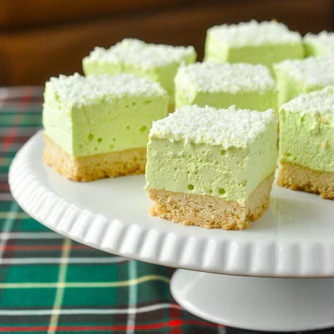 Marshmallow Cookie Bars - easy to make in any flavour you like. The shortbread cookie bottom gets topped by a homemade marshmallow layer made from Jello! Desert Squares, Best Christmas Baking, Christmas Nibbles, Marshmallow Squares, Newfoundland Recipes, Marshmallow Recipe, Homemade Marshmallow, Marshmallow Cookies, Christmas Baking Recipes