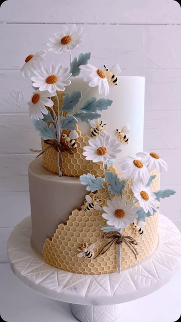 Katy Sue Designs Cakes on Instagram: "Take a look at our Honeycomb & Daisy Cake from a fresh perspective, highlighting the stunning clusters of daisies on this exquisite cake designed by the talented @bibbidibakeco 🌼🐝 . . . #summercake #summerbirthday #summerwedding #summerbirthdaycake #summerweddingcake #beecake #beecookie #beecupcake #honeycombcake #honeycombcookie #honeycombcupcake #honeycombmould #honeycombmold #beemould #beemold #beetheme #madeintheuk #cakedecorating #katysuedesigns #birthdaycakeideas #gardenparty #daisycake #daisymould #daisymold #flowerpro #flowermaking #sugarflowers #siliconemould #siliconemold" Summer Birthday Cake, Bee Cupcakes, Honeycomb Cake, Daisy Cake, Bee Cookies, Alice In Wonderland Drawings, Daisy Cakes, Summer Wedding Cakes, Bee Cakes