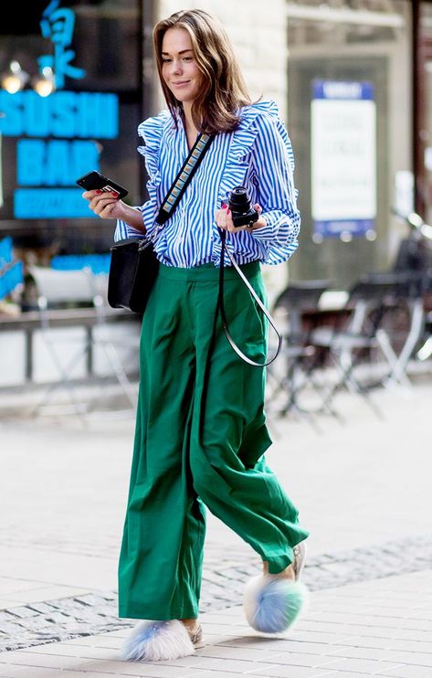 23 Striped Shirt Outfits to Wear on Repeat via @WhoWhatWear Outfits With Striped Shirts, Green Pants Outfit, Style Casual Chic, Wear Green, Olivia Palermo, Green Pants, Fashion Weeks, Mode Inspo, 가을 패션