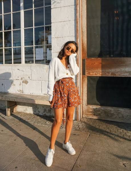 Michelle Infusino, White Sneakers Outfit, Mode Ulzzang, Spring Trends Outfits, Populaire Outfits, Modieuze Outfits, Gwyneth Paltrow, A Skirt, Mode Inspo