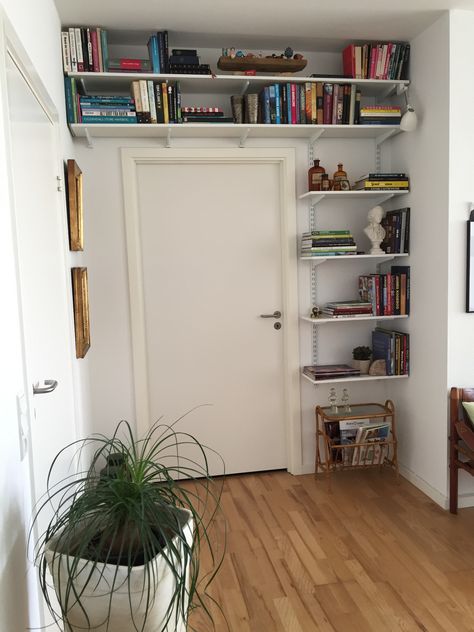 Shelves In Doorway, Small Bookshelf Under Window, Above Door Shelving, Shelves Above Doorway, Clever Ideas For The Home, Book Shelf In Small Space, Creative Bedroom Storage, Shelves Above Door, Small Room Book Storage Ideas