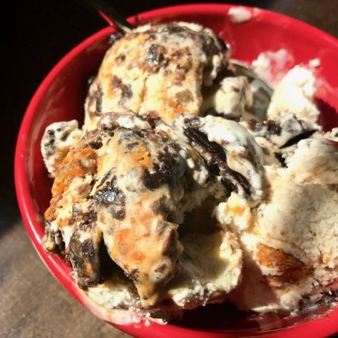 Butterfinger Ice Cream, Make Your Own Ice Cream, Peanut Butter Blueberry, Peanut Butter Brownie, Ice Cream Drinks, Brownie Ice Cream, Vanilla Recipes, Ice Cream Day, Ice Cream Print