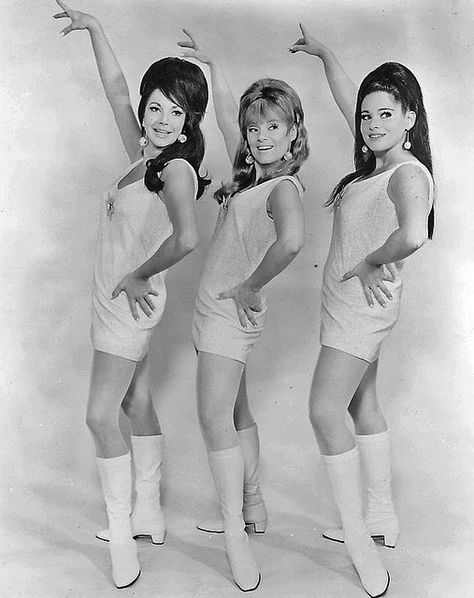 Miniskirts X3  (no other information found) 60s Gogo, 60s Outfits, Gogo Girl, 60’s Fashion, Decades Fashion, 60s Girl, Patti Hansen, 60s Women, 1960s Outfits