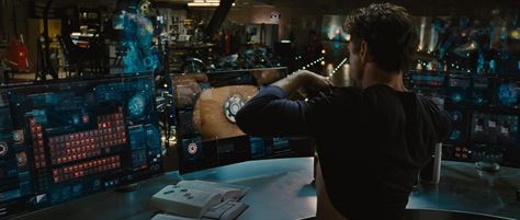 Having quasi-transparent monitor screens and holographic OS projections in my personal office would add a nice touch. Tony Stark House, Batman Cave, Man Desk, Avengers Universe, Teknologi Futuristik, Man Garage, Physics Lessons, Film Marvel, Garage Style