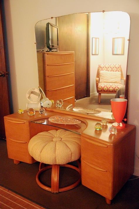 Modern Bedroom Vanities - Foter 1950s Vanity With Mirror, Midcentury Modern Bedroom Aesthetic, Diy Makeup Vanity Homemade, 50s Bedroom Aesthetic, Bedroom With Vanity, 1950s Bedroom Decor, 70s Style Bedroom, 1970s Vanity, 50s Vanity