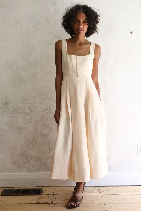 Irish Linen CN dress Linen Dress Elegant Classy, Linen Dresses Elegant, Elegant Runway, Dress Elegant Classy, Linen Wedding Dress, Hamptons Summer, White Silk Dress, Dressing Ideas, Chemise Dress