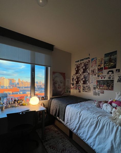 Trine University Dorm, New York City Dorm Room, Chapman University Dorm, Single Dorm Aesthetic, Nyc College Dorm, Exchange Student Bedroom Ideas, Stanford Dorm Room, City Dorm Room Ideas, Dartmouth College Dorm