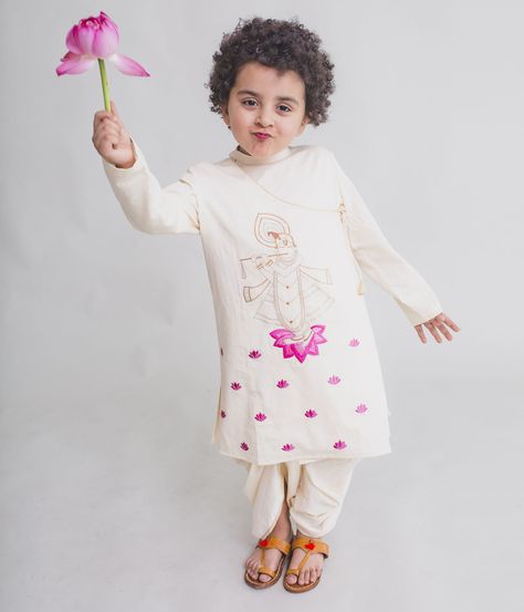 White Krishna Murli Kurta Dhoti Set Krishna Artwork, Boys Kurta Design, Kids Dress Boys, Kids Kurta, Kids Ethnic Wear, Boy Dress, Angrakha Style, Indian Baby, Men Kurta