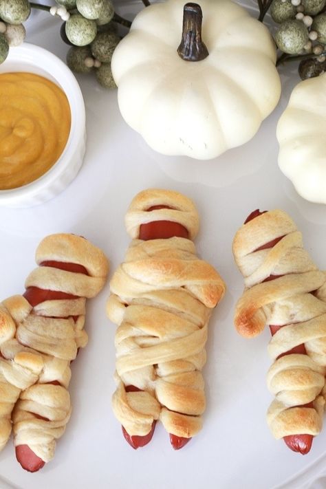 Super Easy Mummy Hot Dogs! (With arms and Legs) Mummy Hot Dogs, Halloween Appetizer, Halloween Appetizers Easy, Mummy Dogs, Halloween Party Appetizers, Gluten Free Puff Pastry, Fun Halloween Food, Easy Halloween Food, Halloween Idea